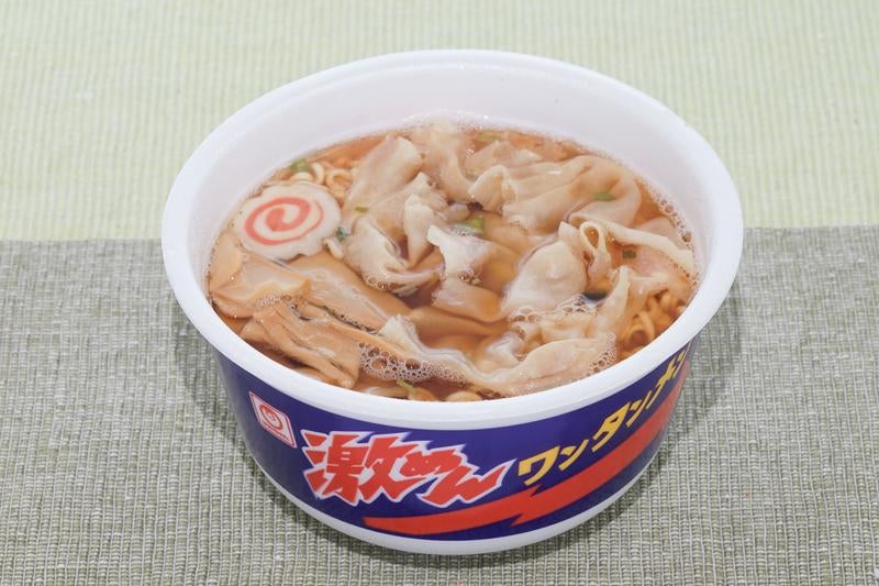ワンタンとメンマがたっぷり入った醤油ベースのカップ麺の写真