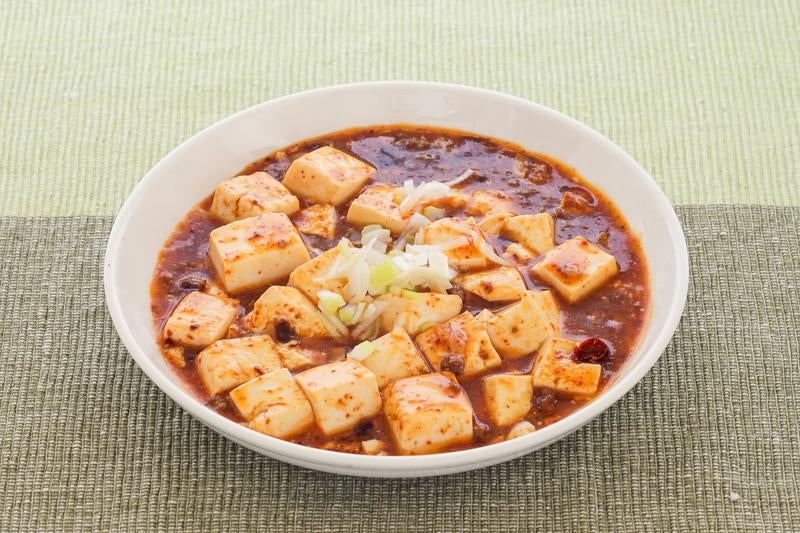刻みネギをトッピングした熱々の手作り麻婆豆腐の写真