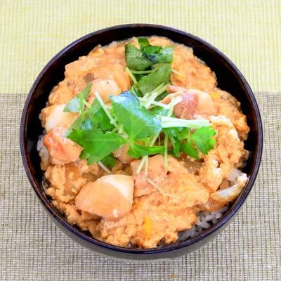 三つ葉をのせたカツ丼の写真