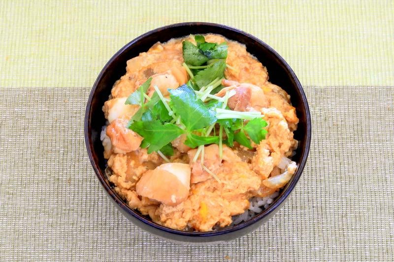 三つ葉をのせたカツ丼の写真