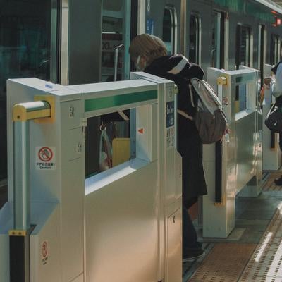 駅のホームに設置されたホームドアの写真