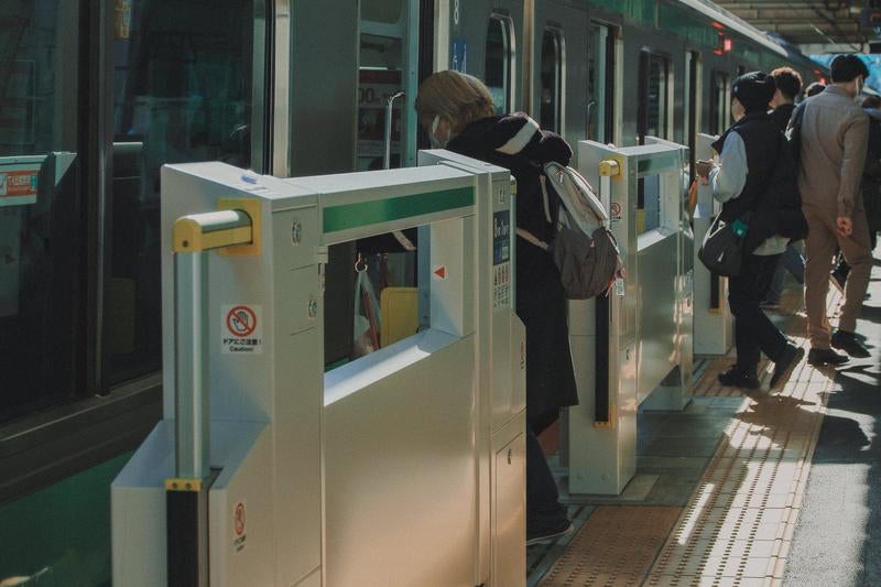 駅のホームに設置されたホームドアの写真