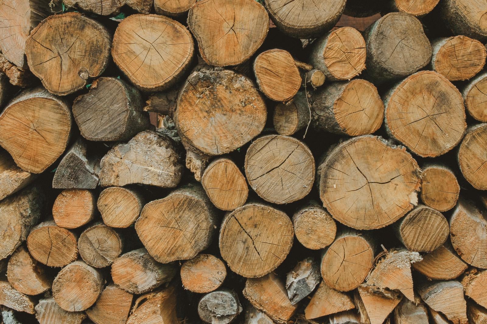 「積まれた薪のテクスチャー」の写真