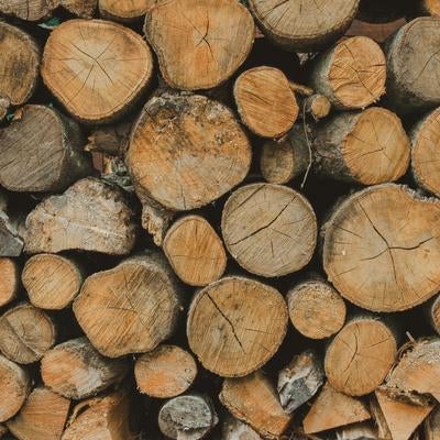 積まれた薪のテクスチャーの写真