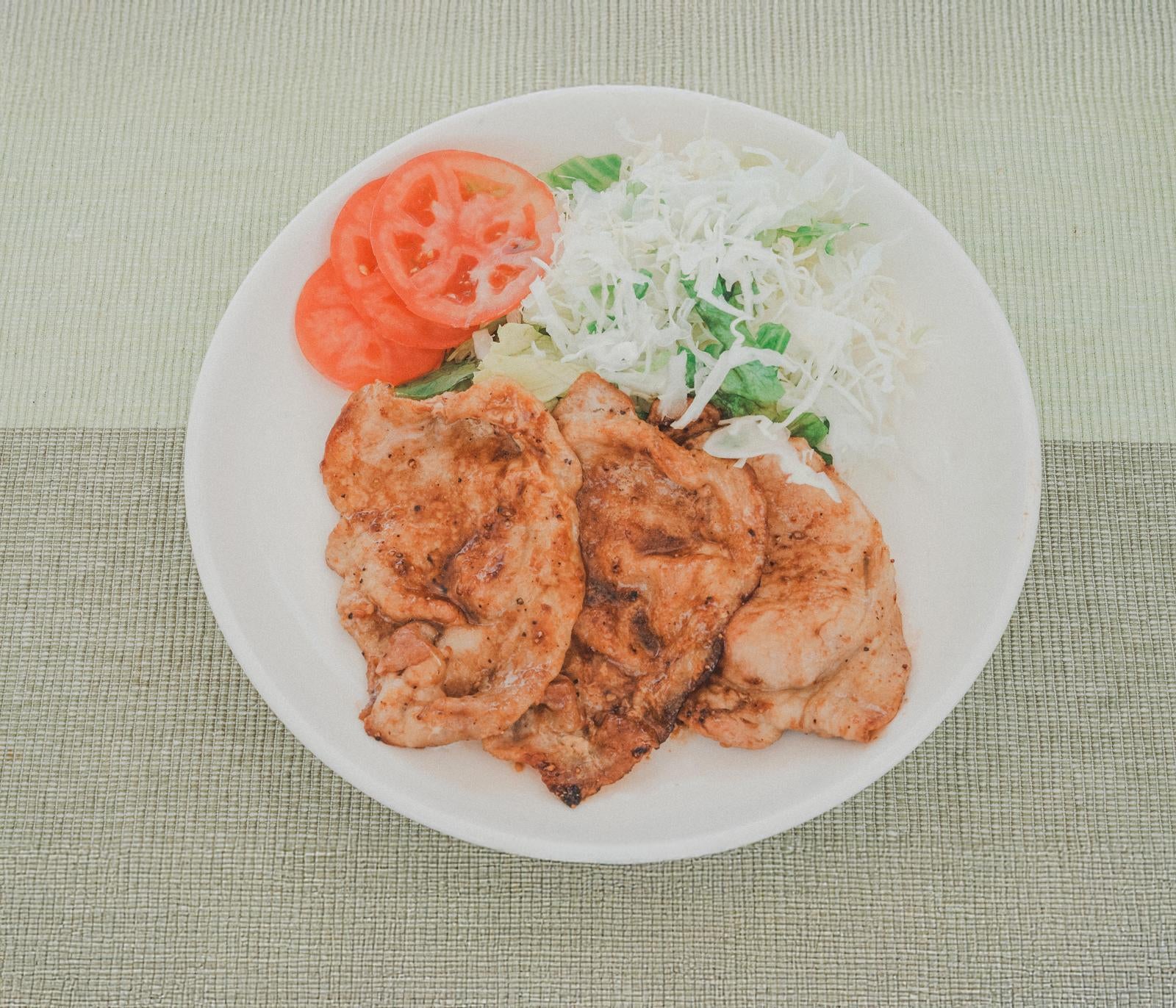 「香ばしく焼き上げた豚肉の生姜焼き」の写真