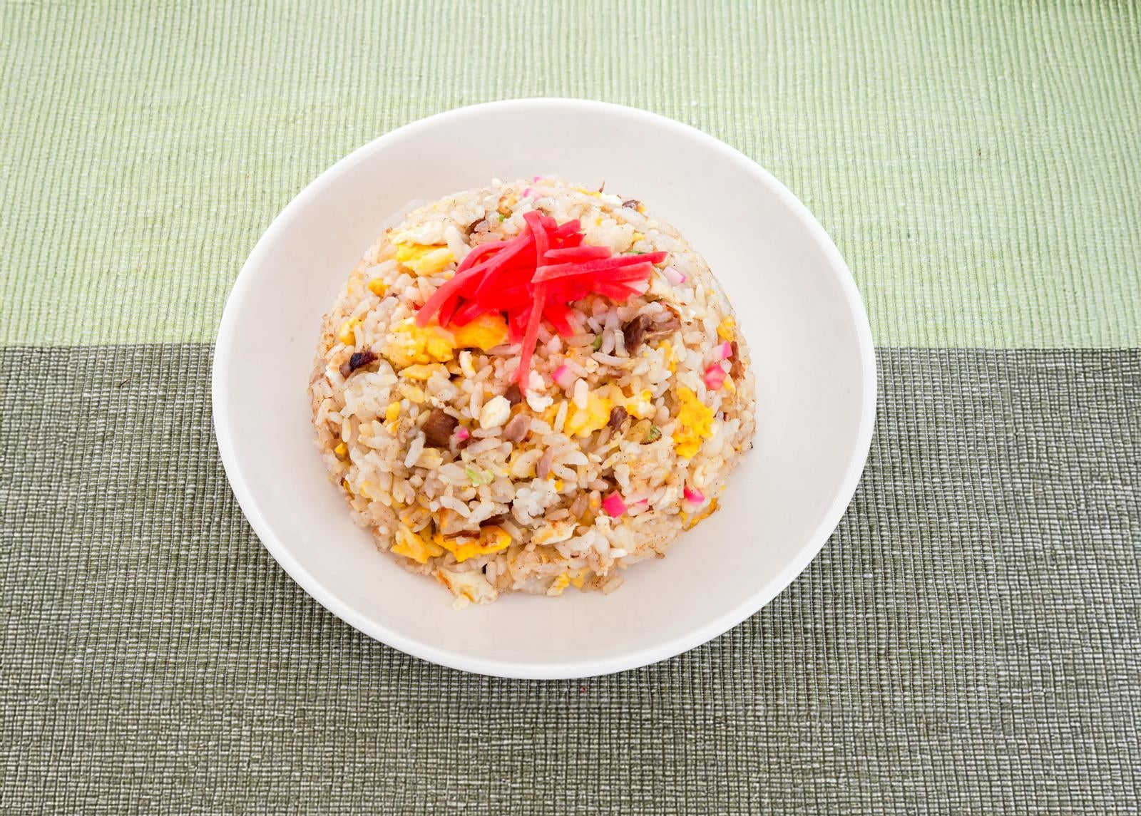 「彩り豊かな具材を混ぜ込んだチャーハン」の写真