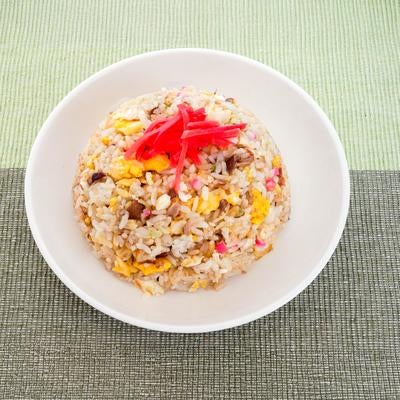 彩り豊かな具材を混ぜ込んだチャーハンの写真