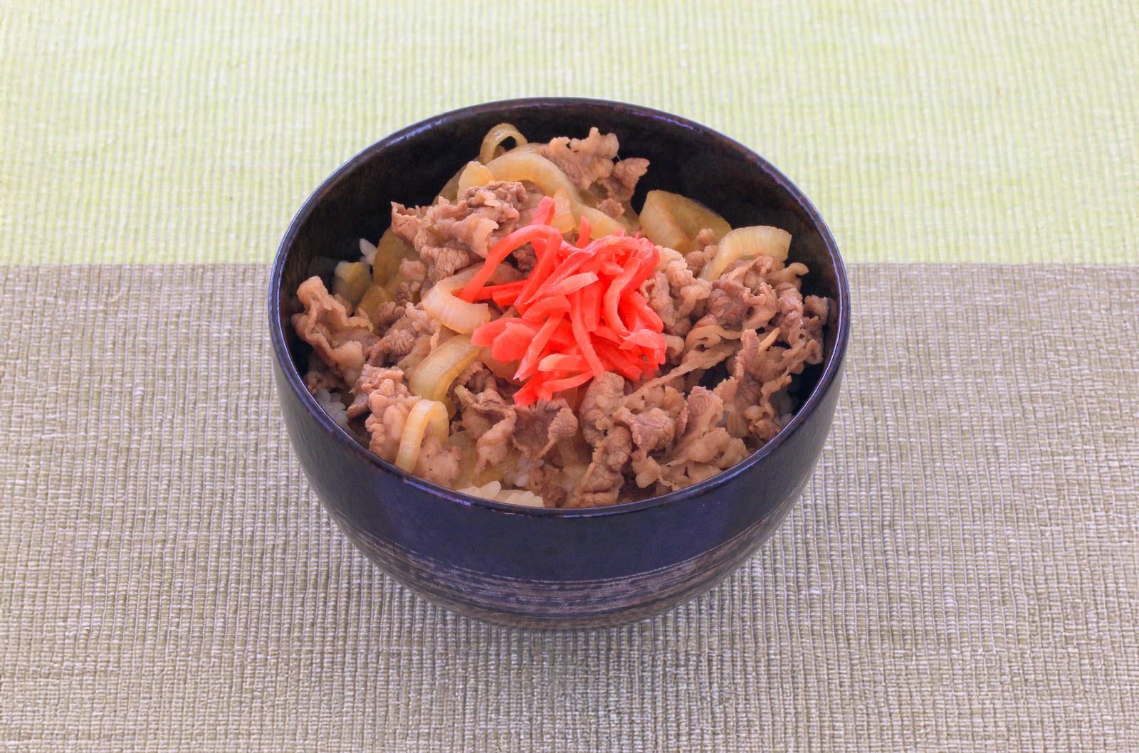 「紅しょうがを添えた定番の牛丼」の写真