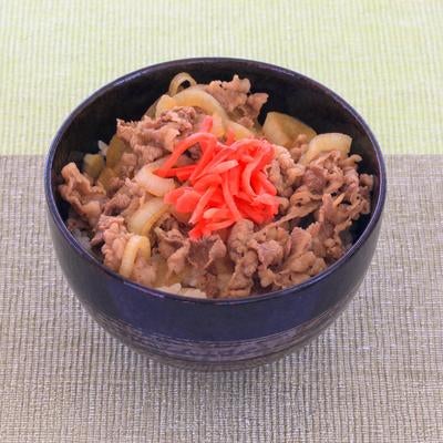 紅しょうがを添えた定番の牛丼の写真
