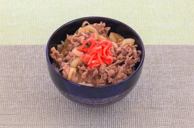 紅しょうがを添えた定番の牛丼の写真