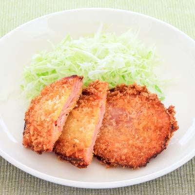 揚げたてハムカツとキャベツの写真