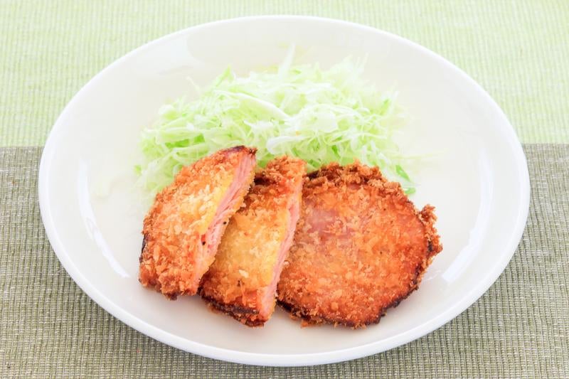 揚げたてハムカツとキャベツの写真
