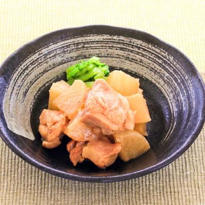 味がしっかり染み込んだ鶏肉と大根の煮物の写真