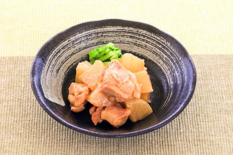 味がしっかり染み込んだ鶏肉と大根の煮物の写真