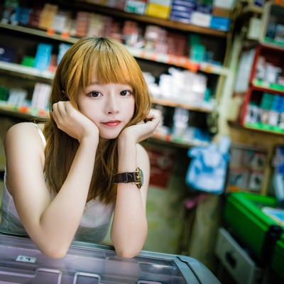 香港の商店で店番をするプリン髪の美少女の写真