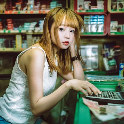 何度数えても売上とレジのお金が合わない看板娘の写真