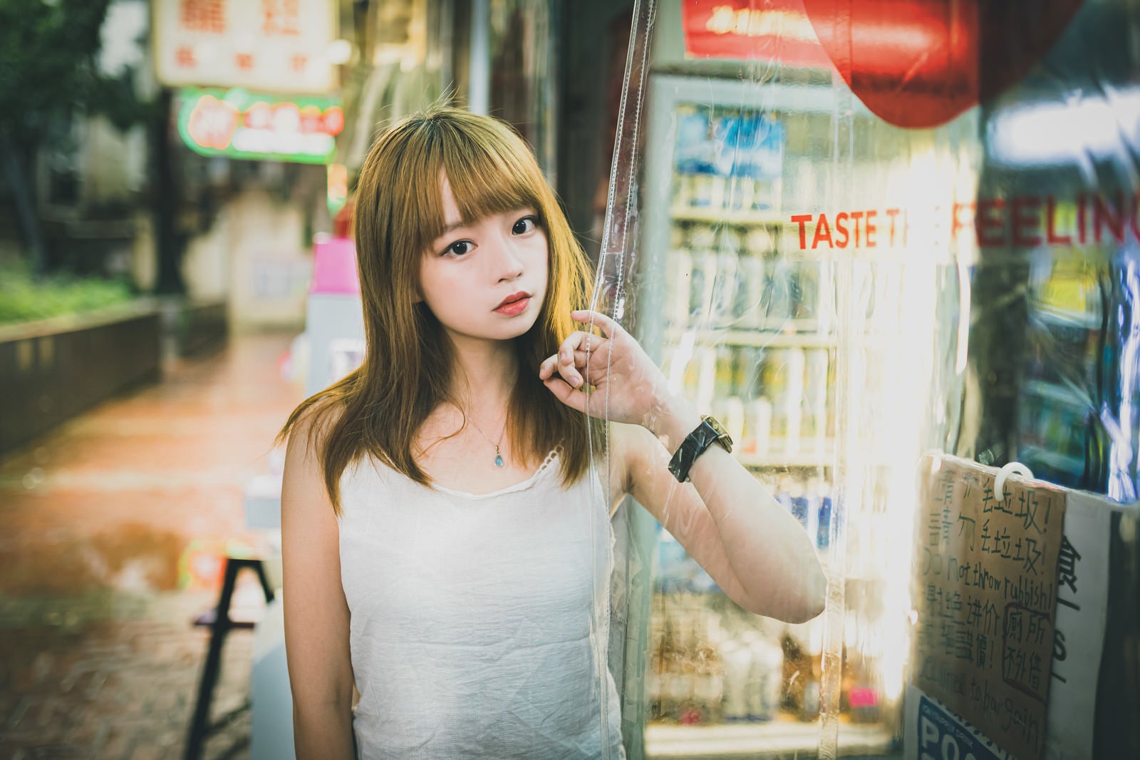 「外の様子を見る店番女子（香港の商店）」の写真［モデル：まめち］