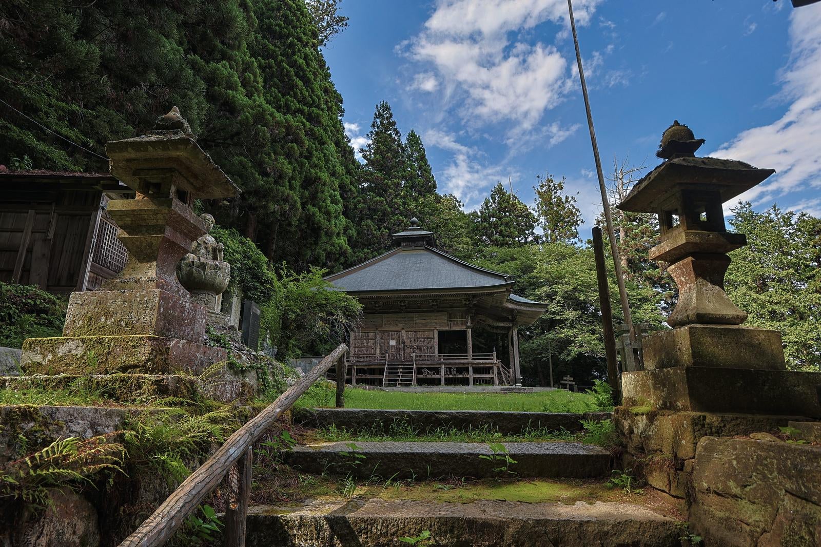 「東堂山満福寺の階段と灯籠」の写真