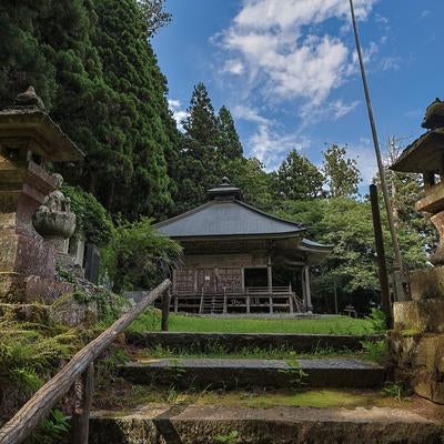 東堂山満福寺の階段と灯籠の写真