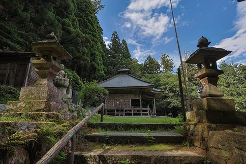 東堂山満福寺の階段と灯籠の写真