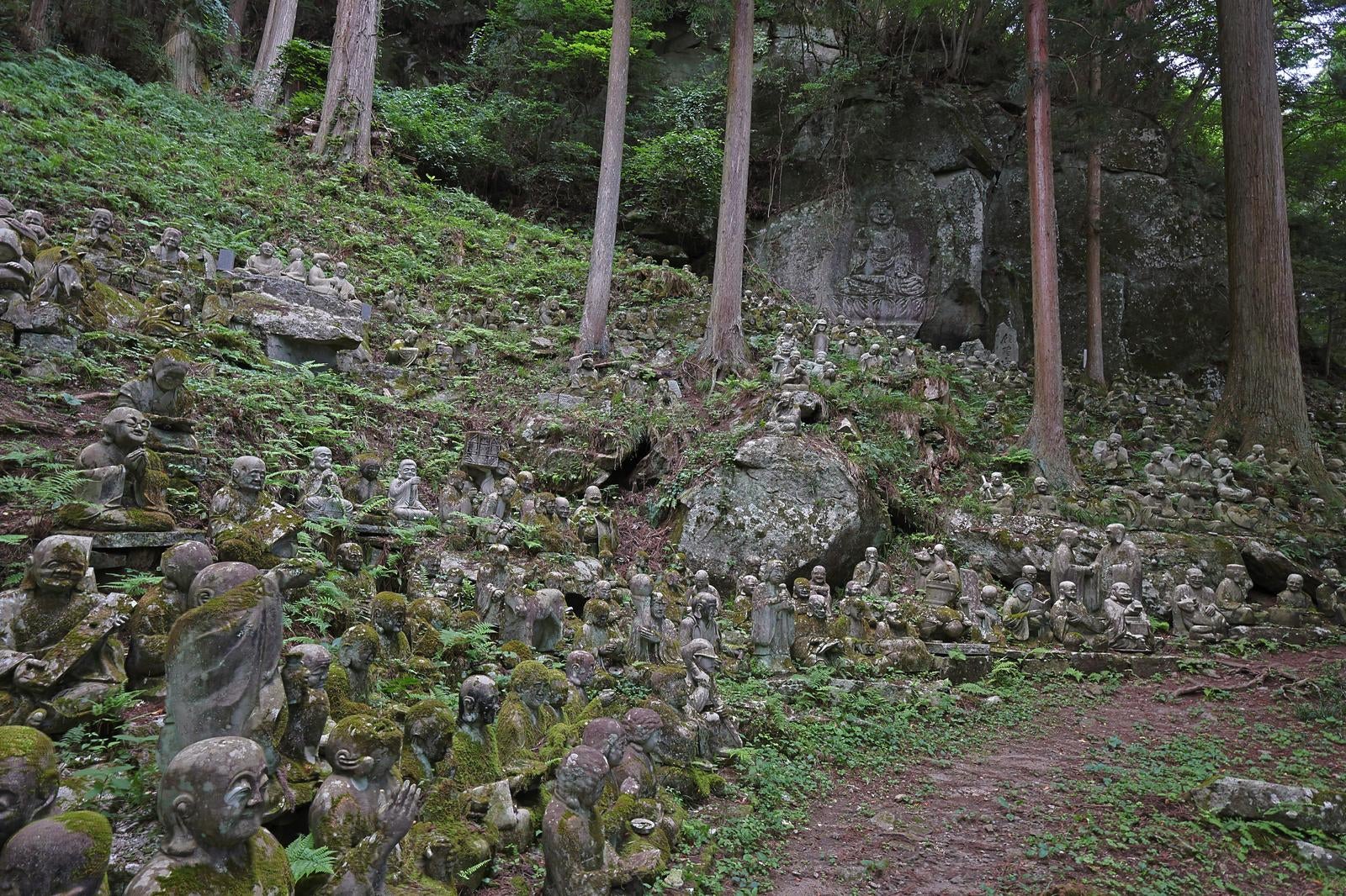 「東堂山満福寺のお地蔵様との静寂」の写真