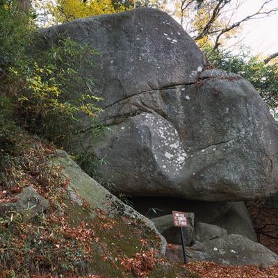 小野町の東堂山満福寺、境内に佇む強大な岩の写真