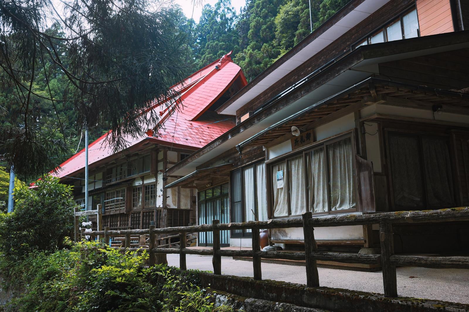「赤い屋根の社と東堂山満福寺境内」の写真