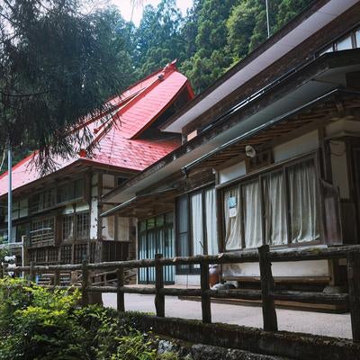 赤い屋根の社と東堂山満福寺境内の写真