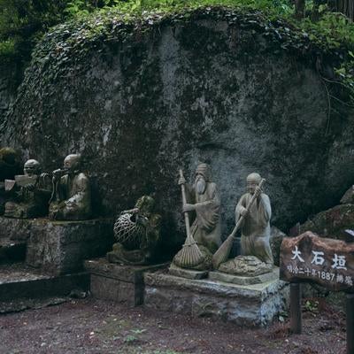 東堂山満福寺の大石垣石像と石段の写真