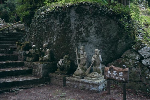 東堂山満福寺の大石垣石像と石段の写真
