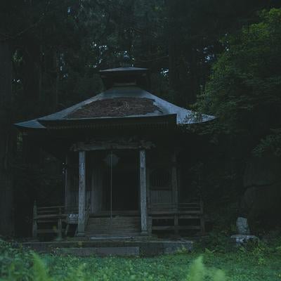 静寂の東堂山満福寺、夜明け前のお堂の写真