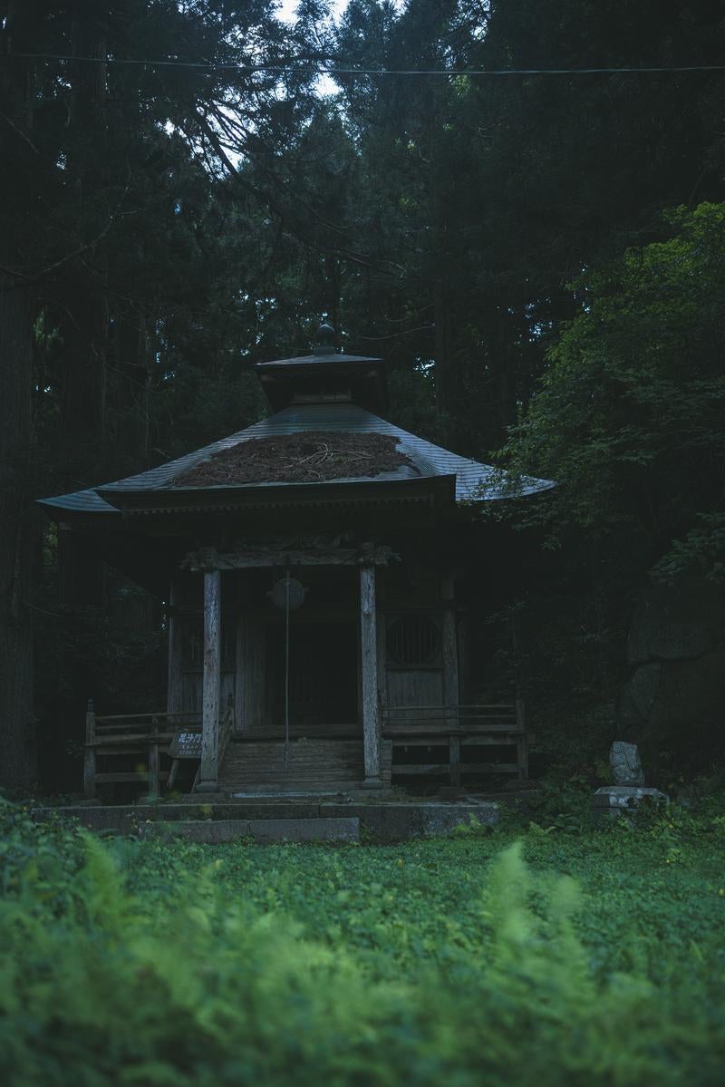 「静寂の東堂山満福寺、夜明け前のお堂」の写真