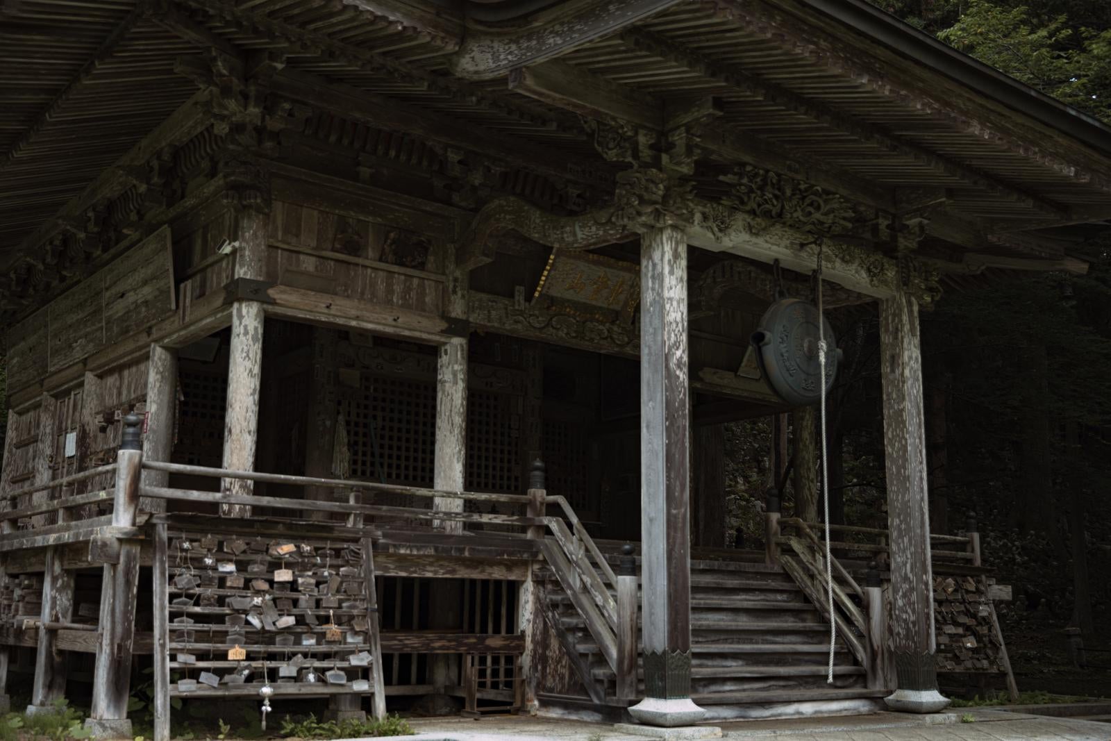 「色褪せた建具が歴史を語る東堂山満福寺」の写真