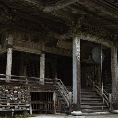 色褪せた建具が歴史を語る東堂山満福寺の写真