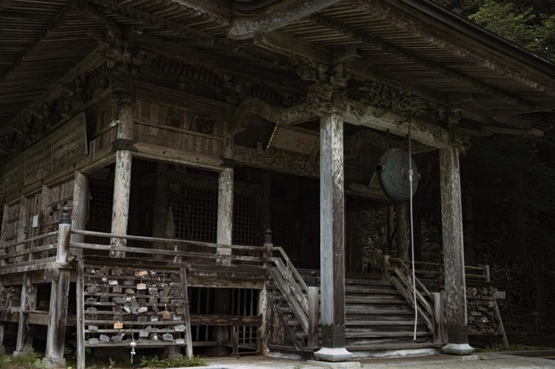 色褪せた建具が歴史を語る東堂山満福寺の写真