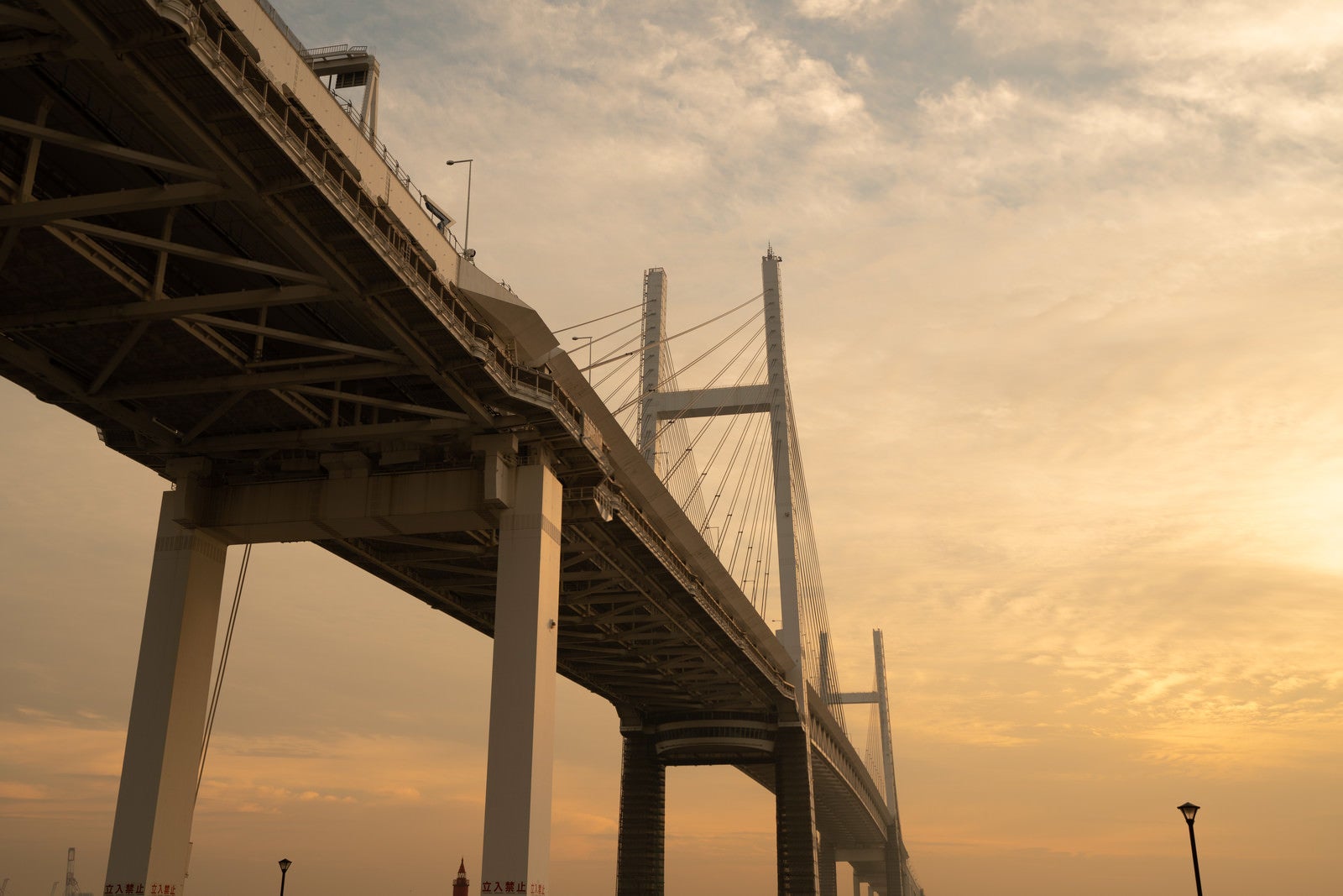 「夕焼けと橋」の写真