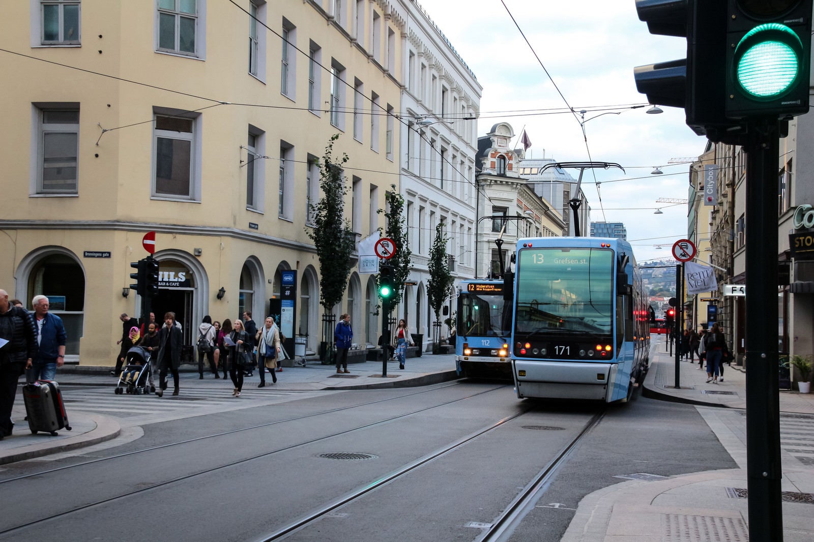 「オスロの街を走る路面電車（ノルウェー）」の写真