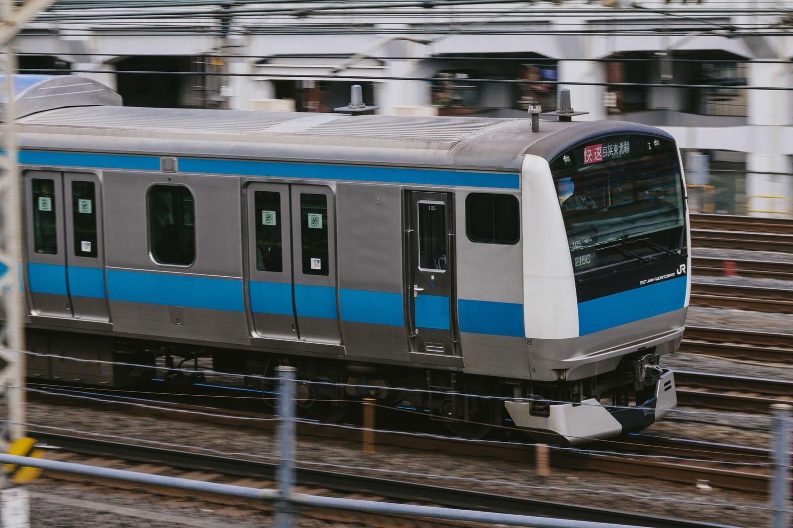 「走行中の京浜東北線（快速）」の写真