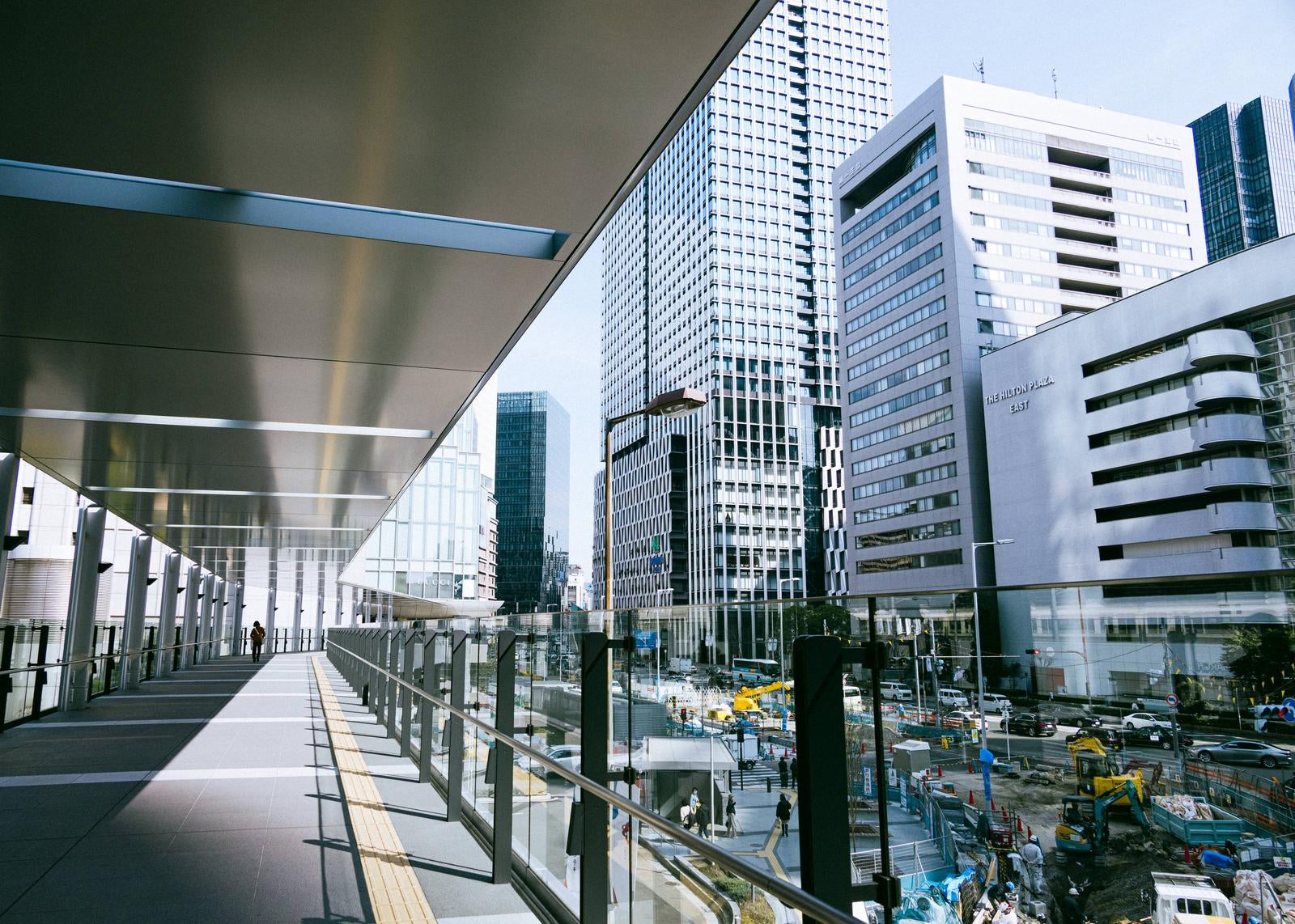 「大阪の変貌と工事中の街にそびえるビル群とその連絡通路」の写真