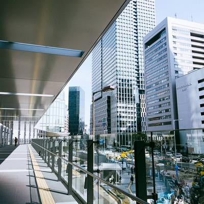 大阪の変貌と工事中の街にそびえるビル群とその連絡通路の写真