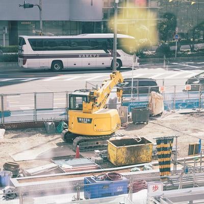 大阪建築現場と通り抜けるバスの共演の写真