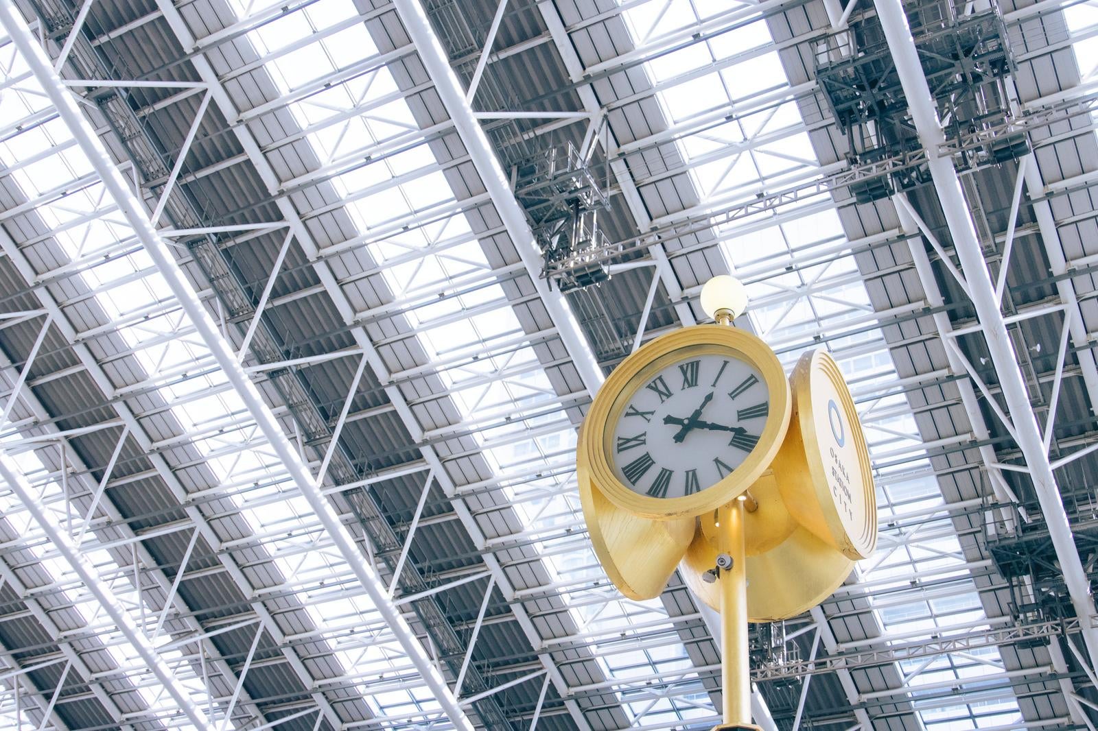 「大阪ステーションシティを飾る金時計」の写真