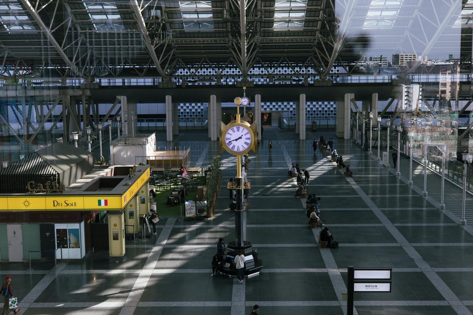 「時を刻む大阪ステーションシティと駅内広場の金時計」の写真