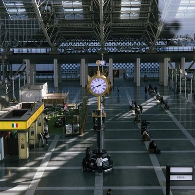 時を刻む大阪ステーションシティと駅内広場の金時計の写真