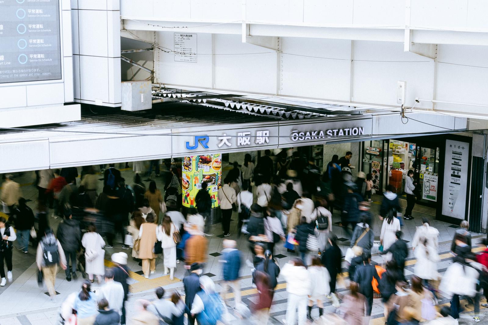 「JR大阪駅に吸い込まれていく人」の写真