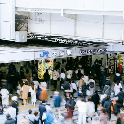 JR大阪駅に吸い込まれていく人の写真