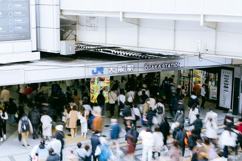 JR大阪駅に吸い込まれていく人の写真
