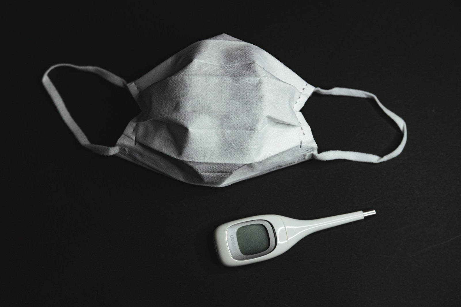 「マスクと体温計を常備」の写真