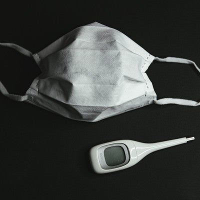 マスクと体温計を常備の写真