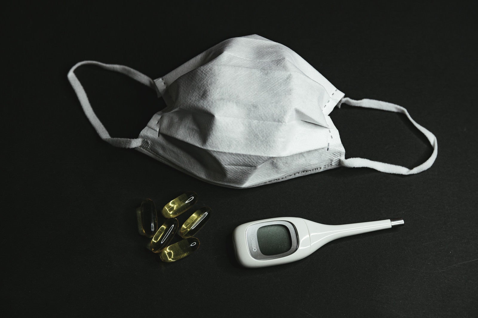 「マスクと体温計とビタミン剤」の写真